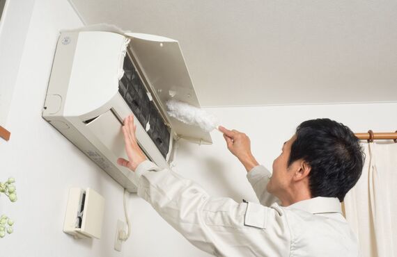 熟練の技術でエアコン内部の汚れを徹底的に除去します | 四日市でハウスクリーニングなら住人十彩