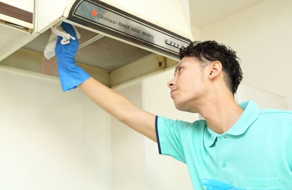  レンジフードの内部に詰まったホコリや油汚れを取り除きます | 鈴鹿でハウスクリーニングなら住人十彩 